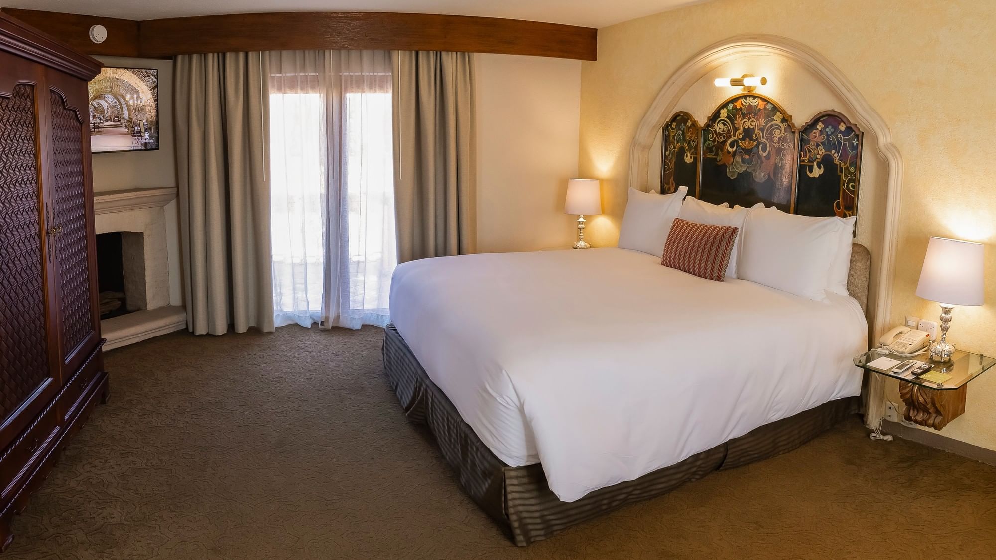 King Presidential Suite with ornate headboard, white linens, and arched alcove at Quinta Real Zacatecas