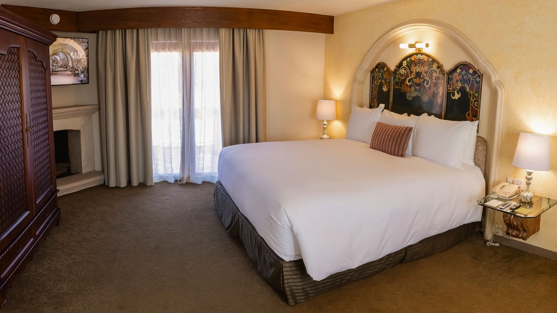 King Presidential Suite with ornate headboard, white linens, and arched alcove at Quinta Real Zacatecas