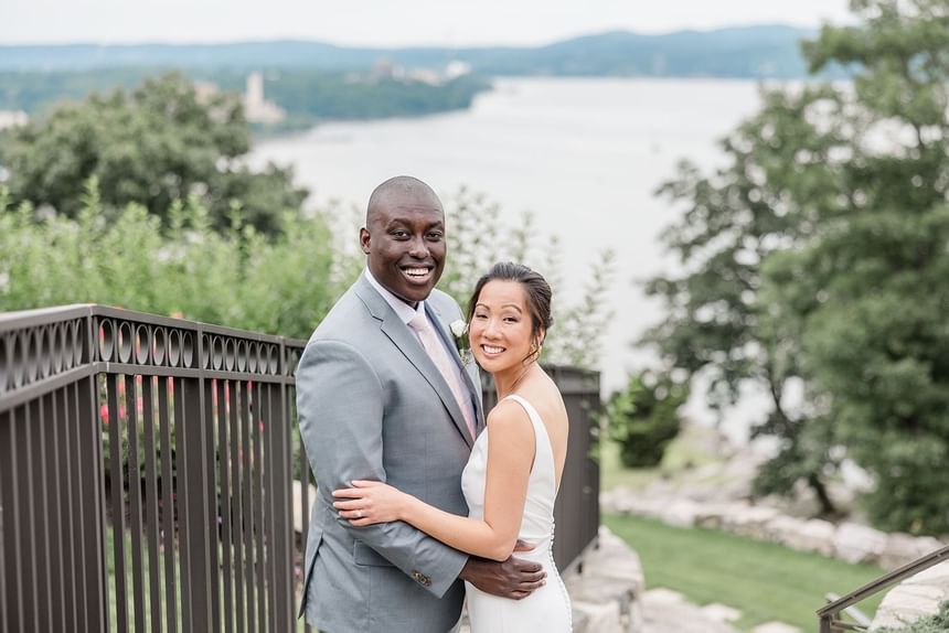 Wedding couple clicked with Hudson river at The Abbey Inn