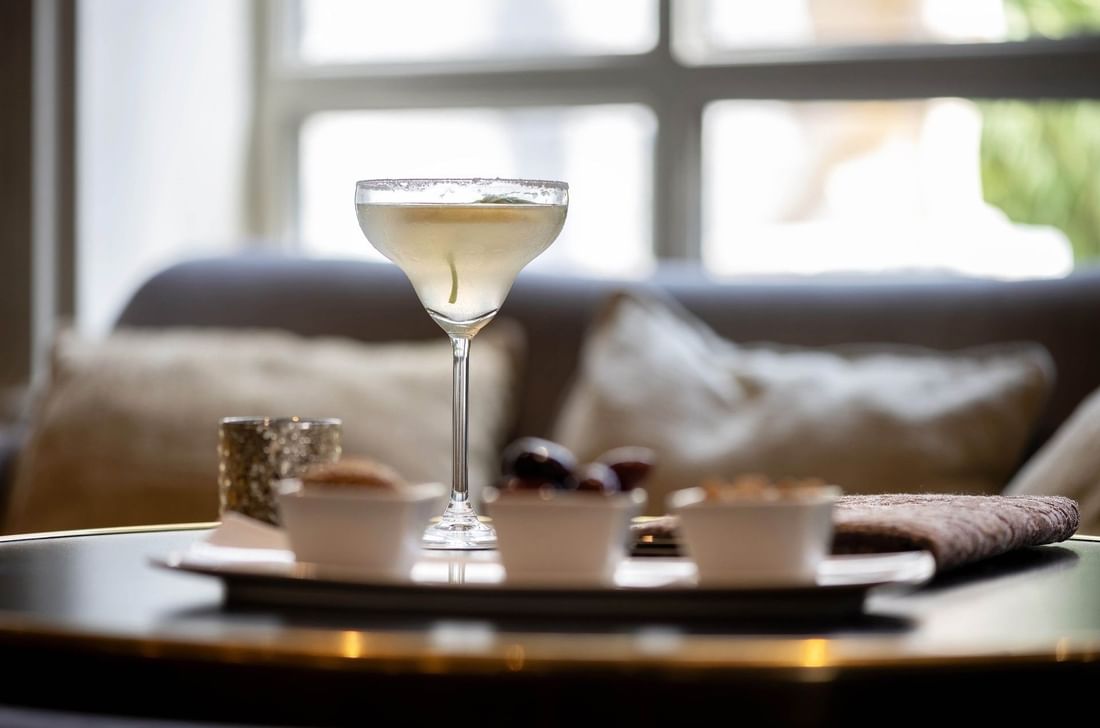 Cocktail servi dans une coupe avec bordure de sucre sur un plateau à Hotel Barsey by Warwick Brussels Bruxelles