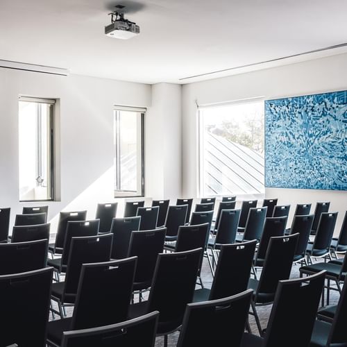 Properly arranges meeting room at Como Melbourne