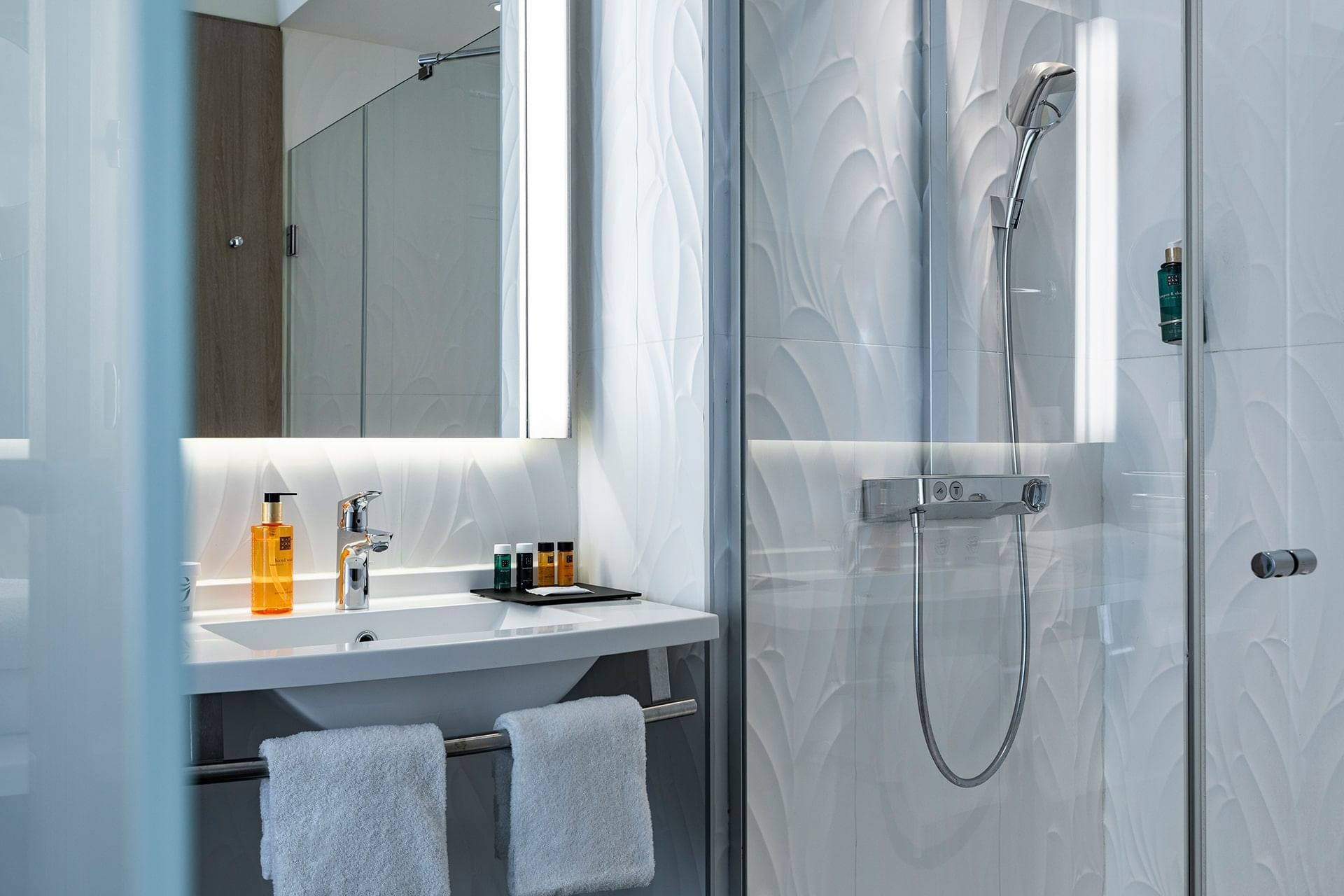 Salle de bain de la Chambre Deluxe à l'Oceania Le Métropole Montpellier