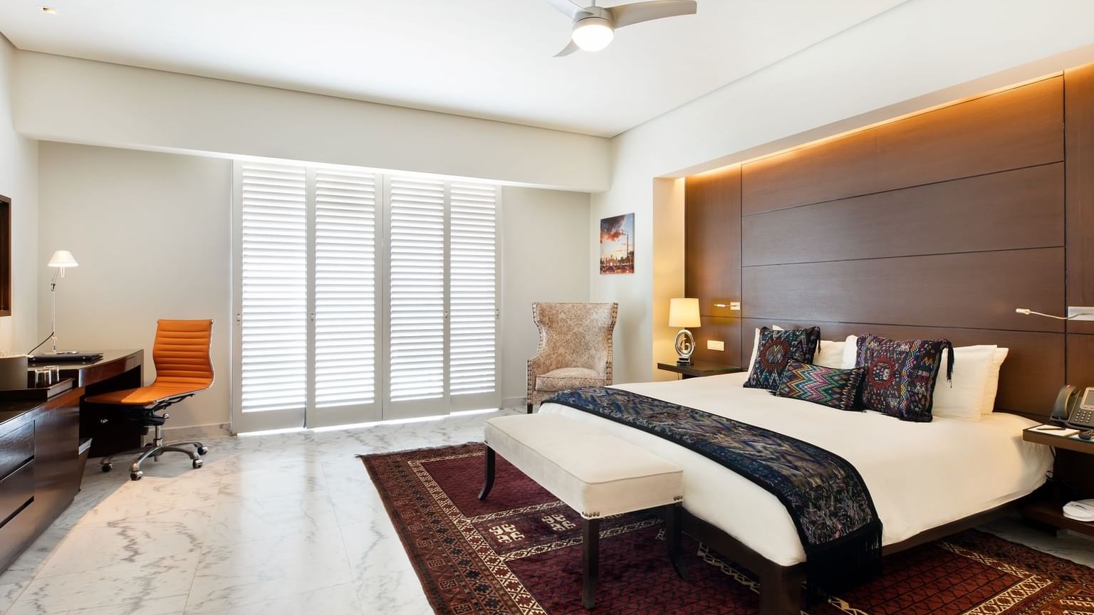 Bed & work desk, Master Suite King, Vista Resort, Palacio Mundo