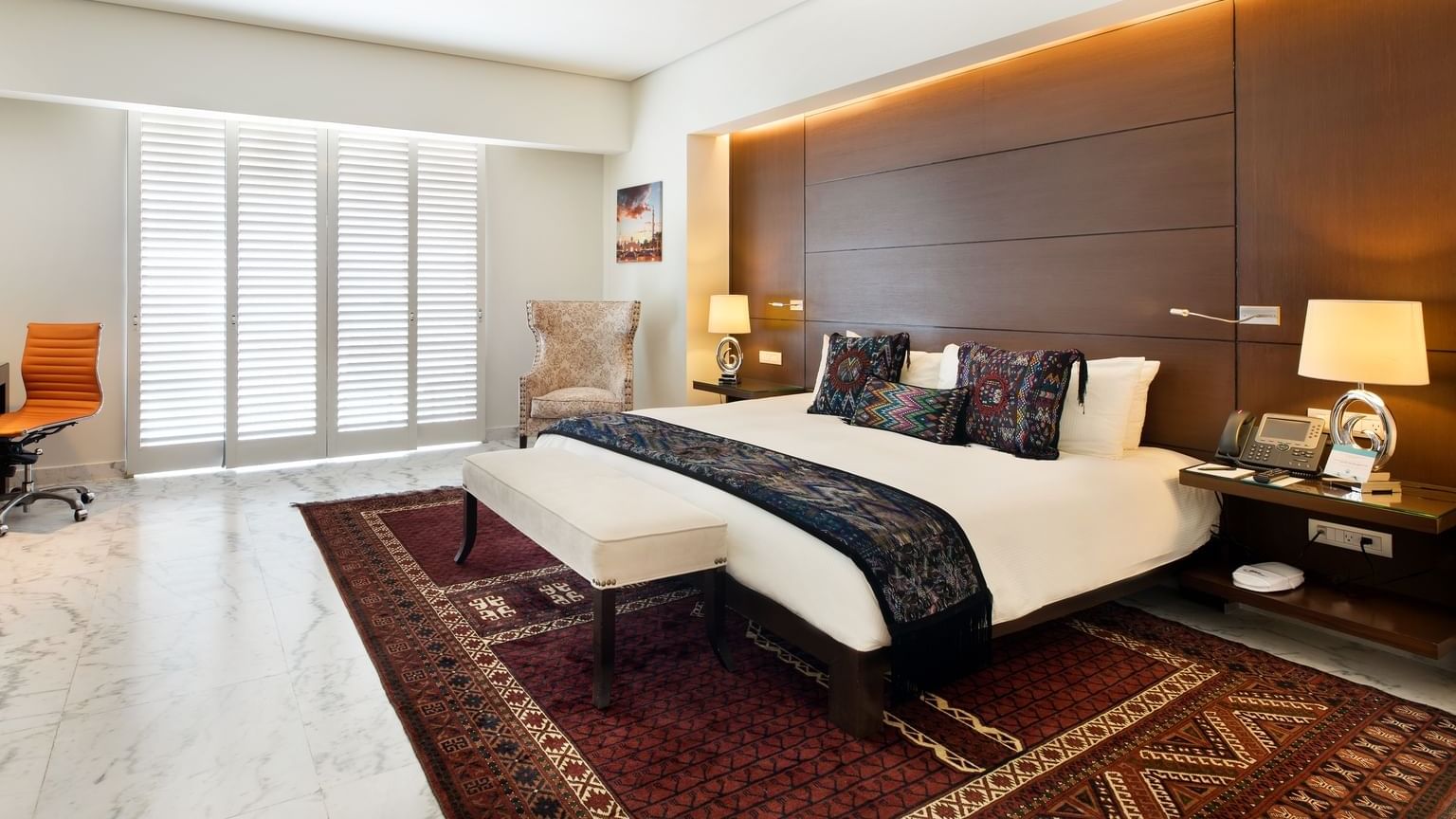 Cama King y banco de dormitorio en Master Suite King, Palacio Mundo