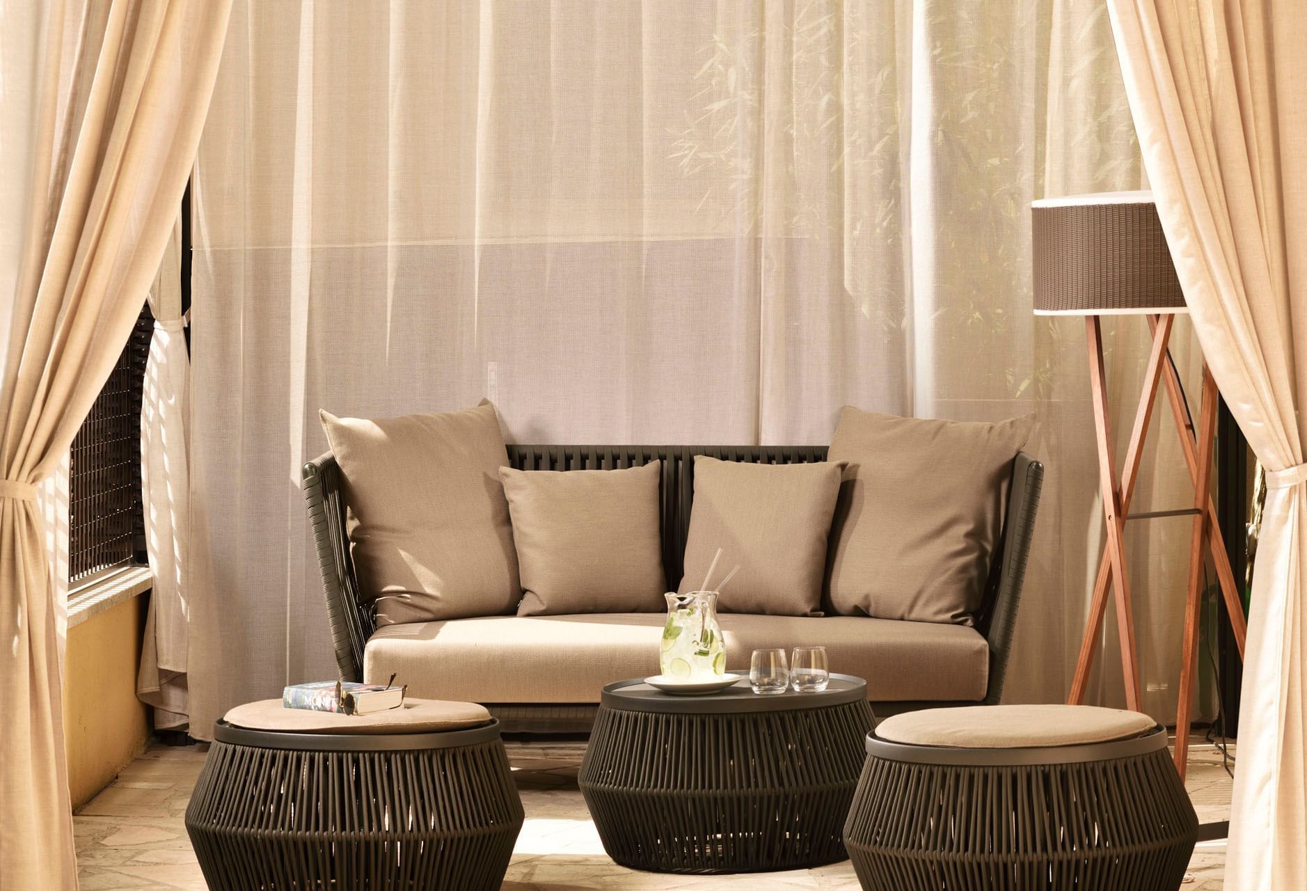 Outdoor lounge area featuring couch & lamp in Garden Suite at Margutta 19