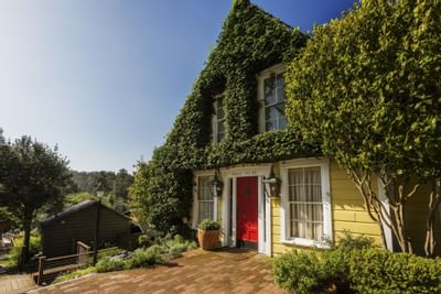 A rental house filled in green plants at Heritage House Resort