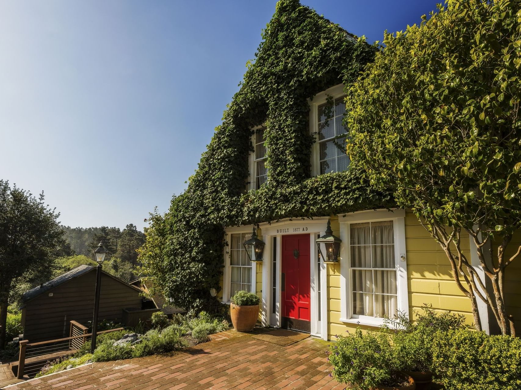 A rental house filled in green plants at Heritage House Resort