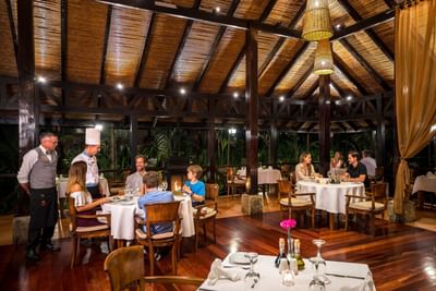 huespedes cenando en hotel hideaway