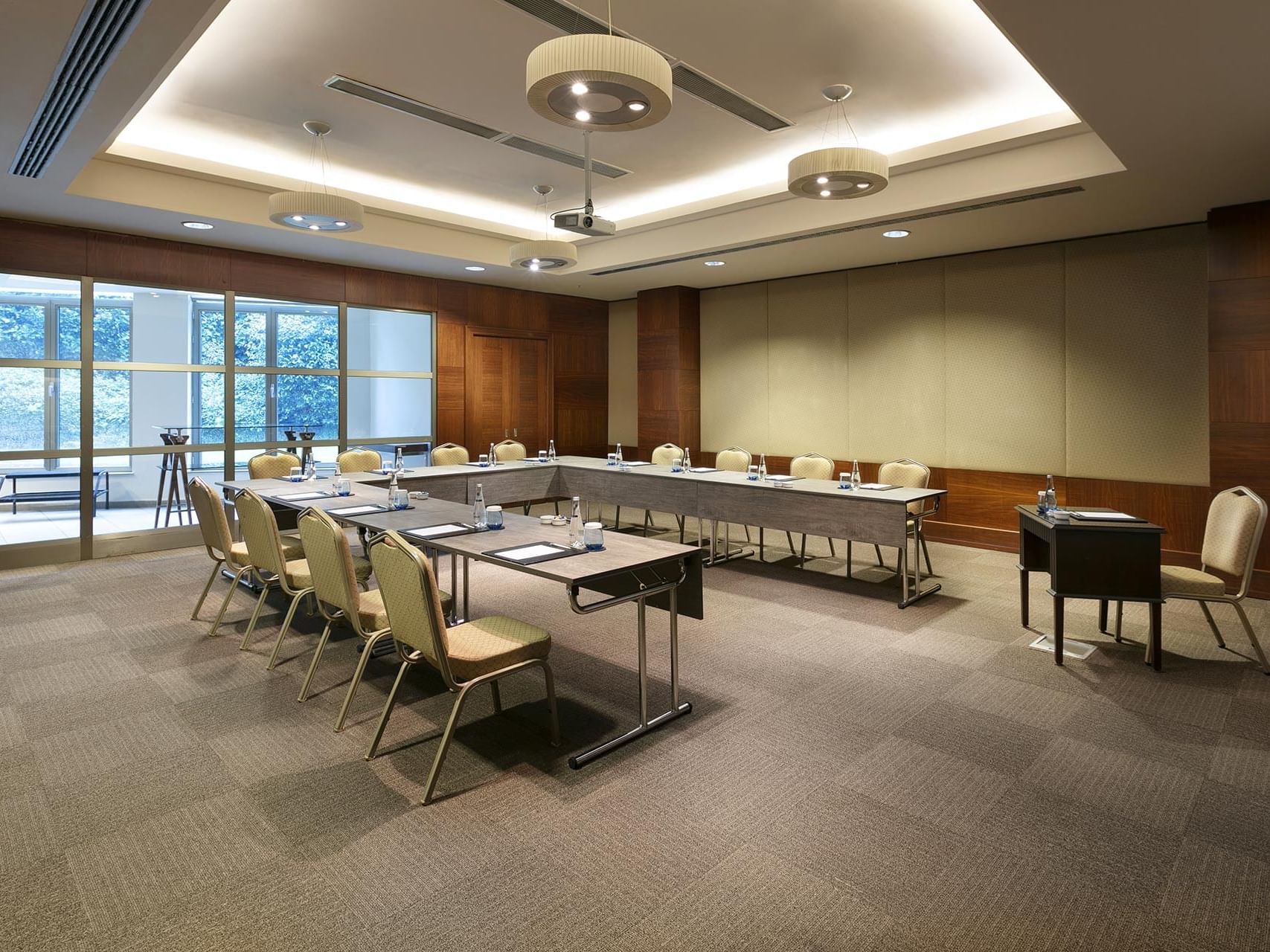  Titanic Business Kartal’daki Majorca toplantı salonunda, U düzeninde sandalye ve masalarla hazırlanmış toplantı odası.