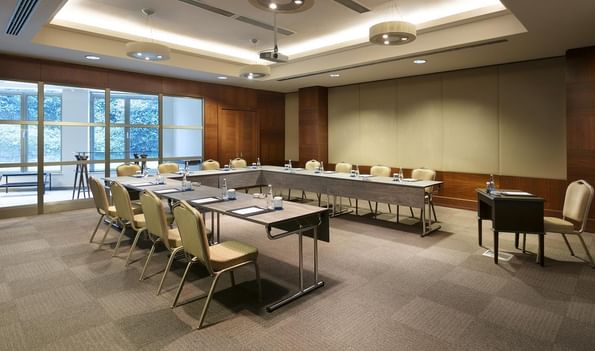 Titanic Business Kartal'daki Majorca 2 toplantı salonunda, sandalyelerle çevrelenmiş U düzeninde toplantı masası bulunmaktadır.