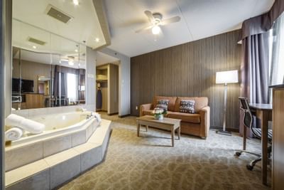 Couch with working table and a jacuzzi - Monte Carlo Inn Airport