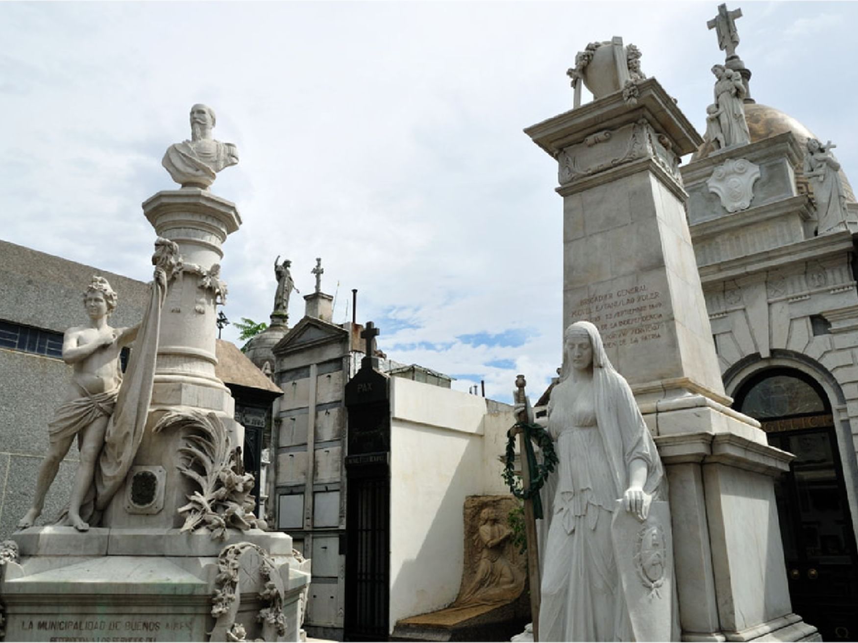 Monumentos no Cemitério da Recoleta perto da Recoleta Grand Hotel