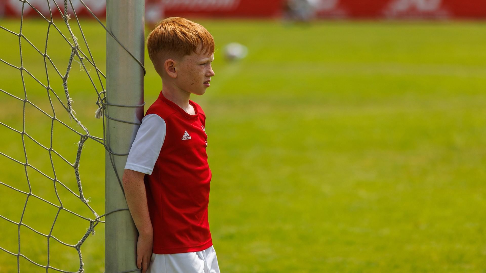 Dječak s rukom na vratima gola tijekom nogometne utakmice u Falkensteiner Resort Punta Skala