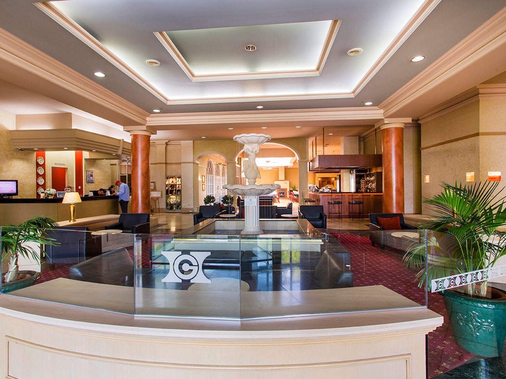 Fountain & front desk by the lobby lounge area at Grand Chancellor Launceston