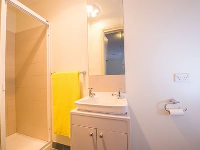 Studio - ensuite bathroom