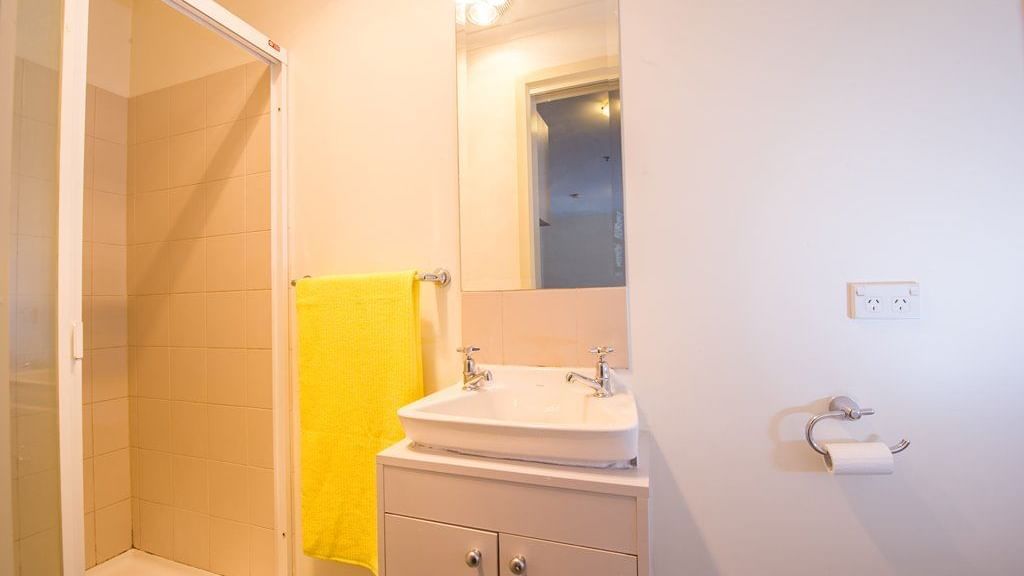 Studio - ensuite bathroom