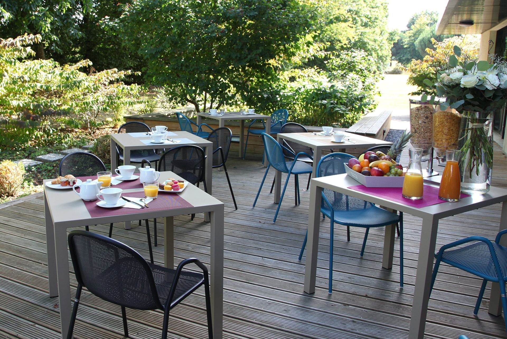 Salle à manger sur le patio à l'Escale Oceania Rennes