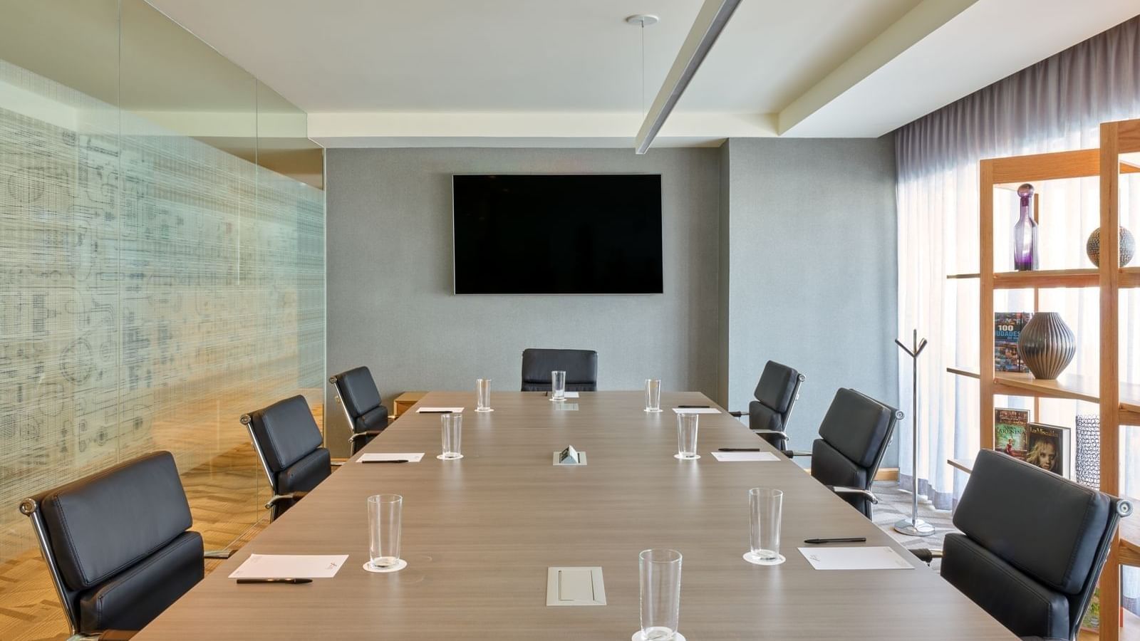 Boardroom set-up in a meeting room at FA México Satélite