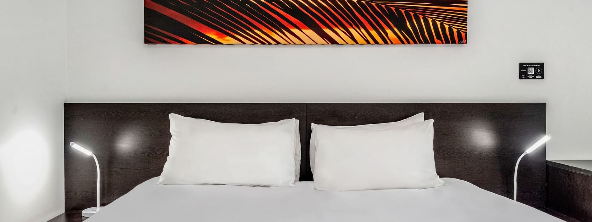 Superior Room featuring a comfortable king-size bed and bedside lamps.