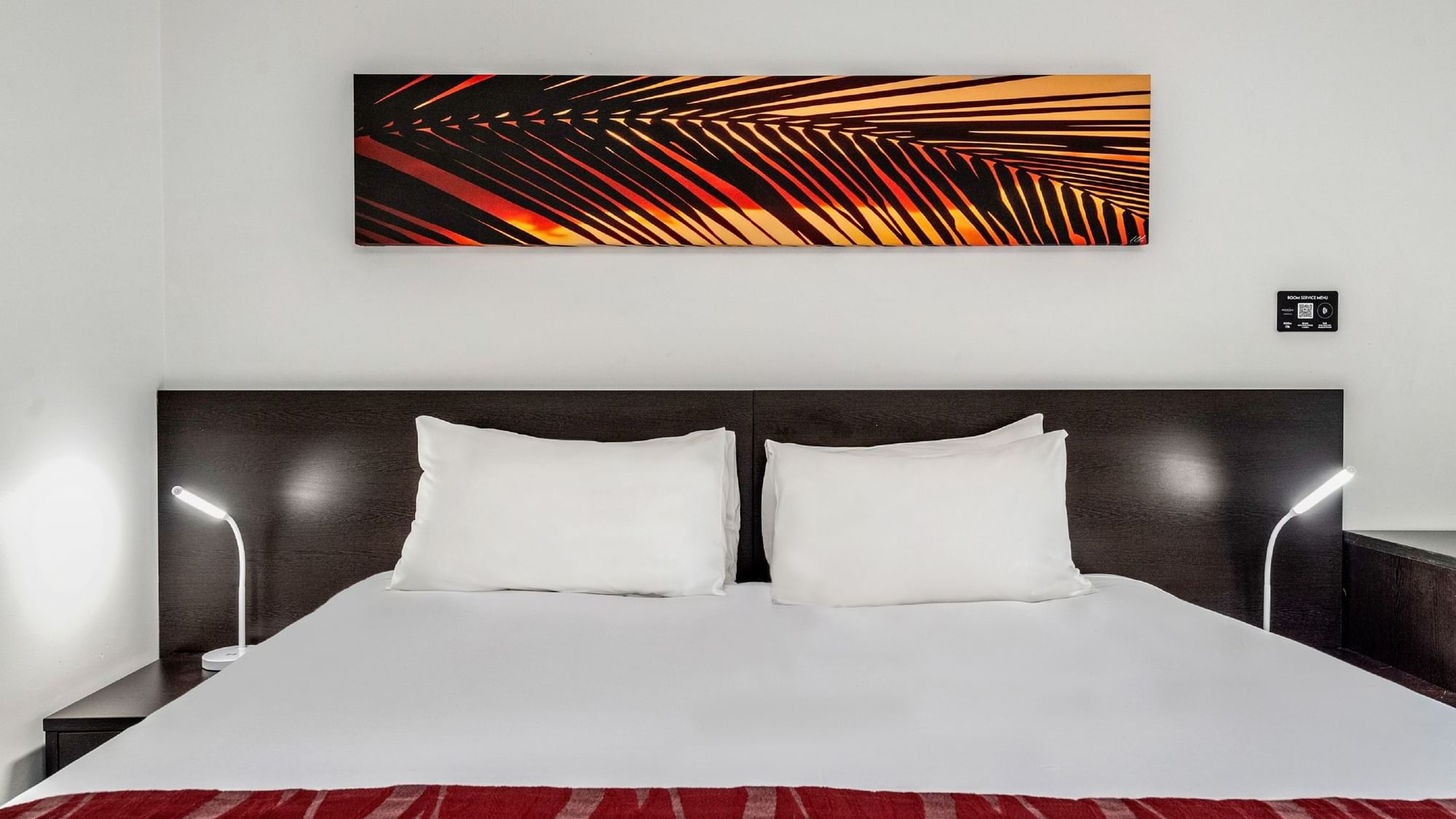 Superior Room featuring a comfortable king-size bed and bedside lamps.