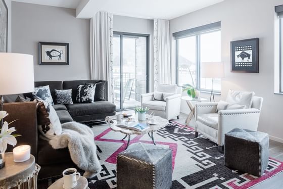 Living area with cozy sofas in Colter Suite at Hotel Jackson