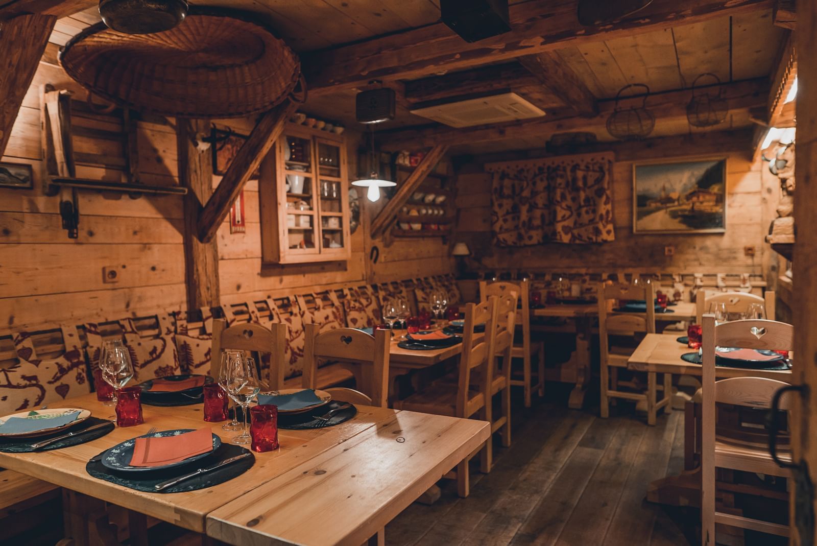 Salle de restaurant en bois avec tables dressées restaurant la baratte hotel les gentianettes