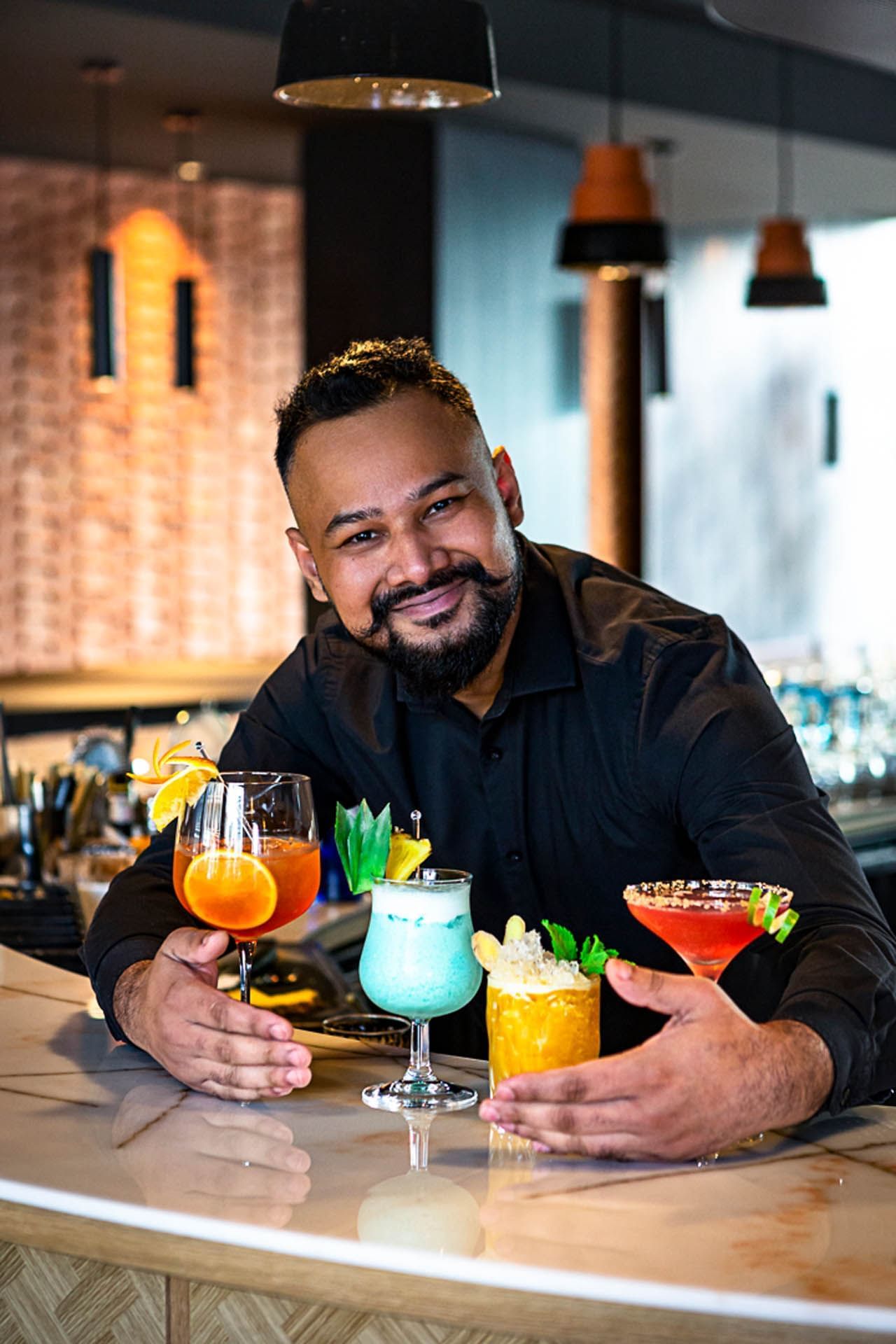 Barman avec des cocktails à l'Oceania Paris Porte de Versailles
