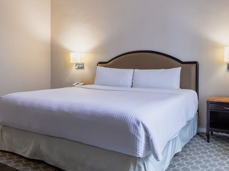 King bed in the Estandar Room at Gamma Hotels