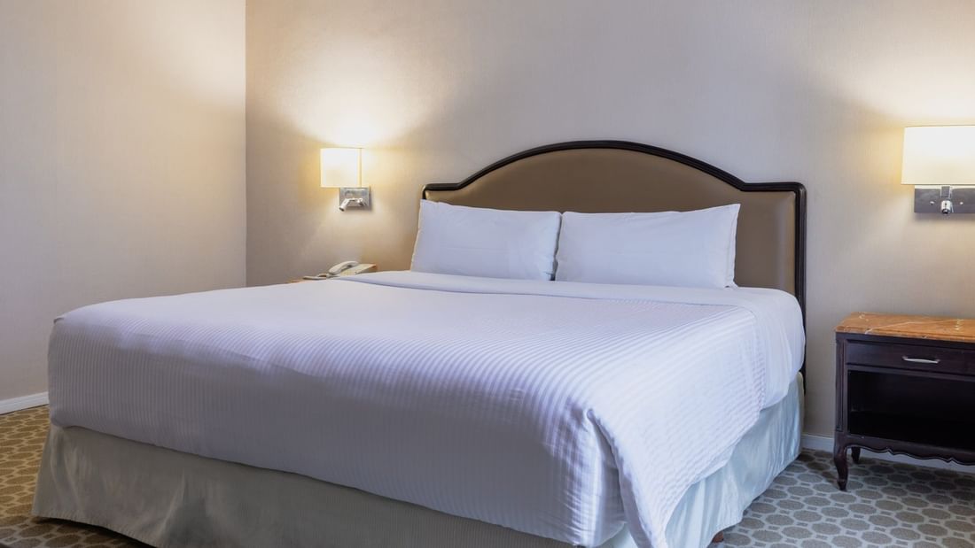 King bed in the Estandar Room at Gamma Hotels