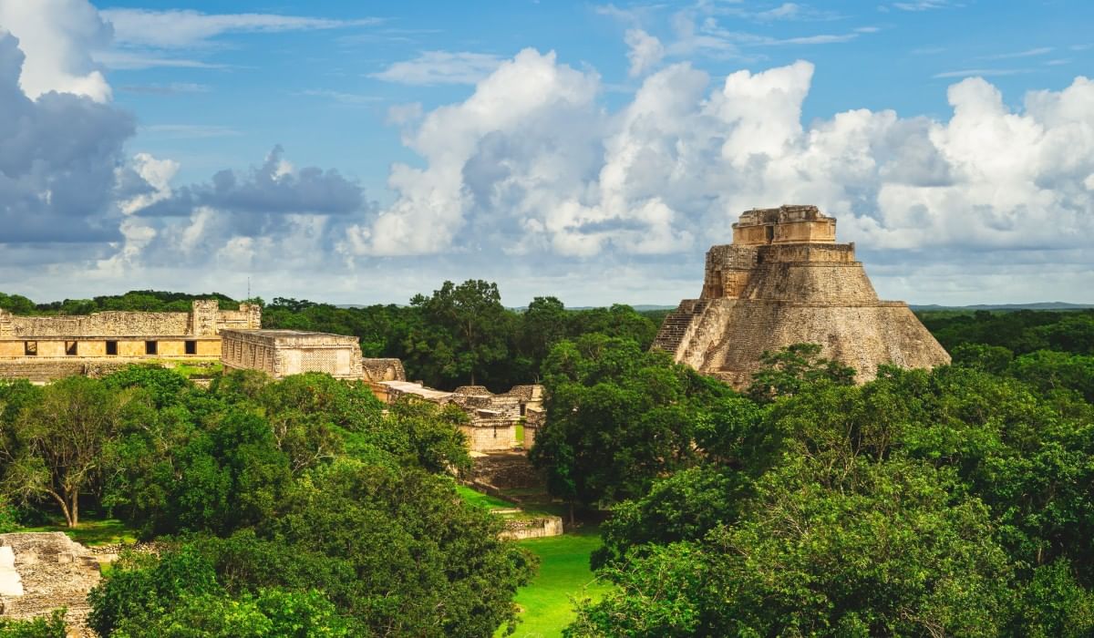 Vista del sitio arqueológico y ruinas de Uxmal cerca de Camino Real Hotels