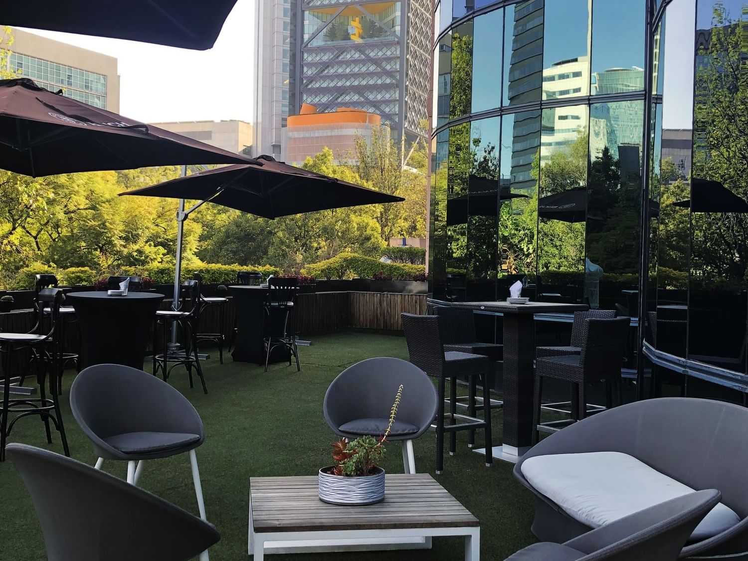 An Outdoor lounge area at Marquis Reforma