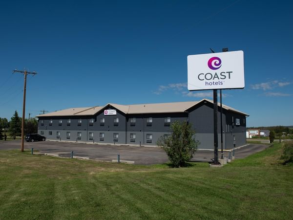 Coast Innisfail Hotel Exterior with hotel signage and sky in the background