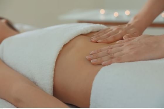 Mujer recibiendo un masaje de drenaje linfático en Orquidea Spa & Wellness en Los Altos Resort