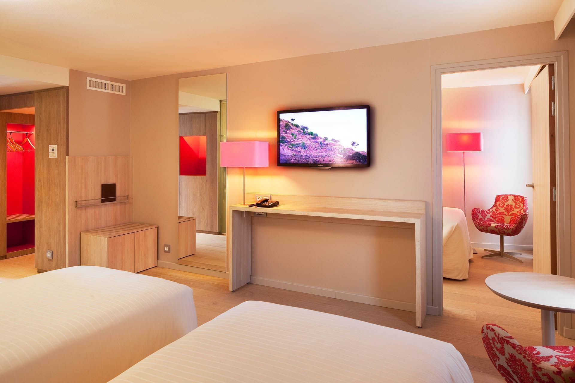 Lits confortables dans une chambre Deluxe à l'Oceania L'Univers Tours