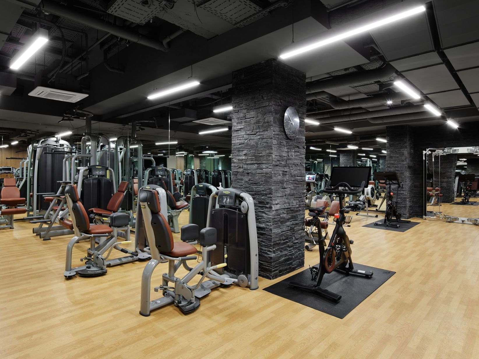 Fitnesscenter mit verschiedenen Trainingsgeräten im BeFine Gym im Titanic Gendarmenmarkt Berlin