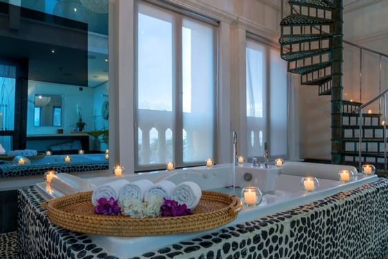 Jacuzzi setup with towels & flora at Hotel Charleston