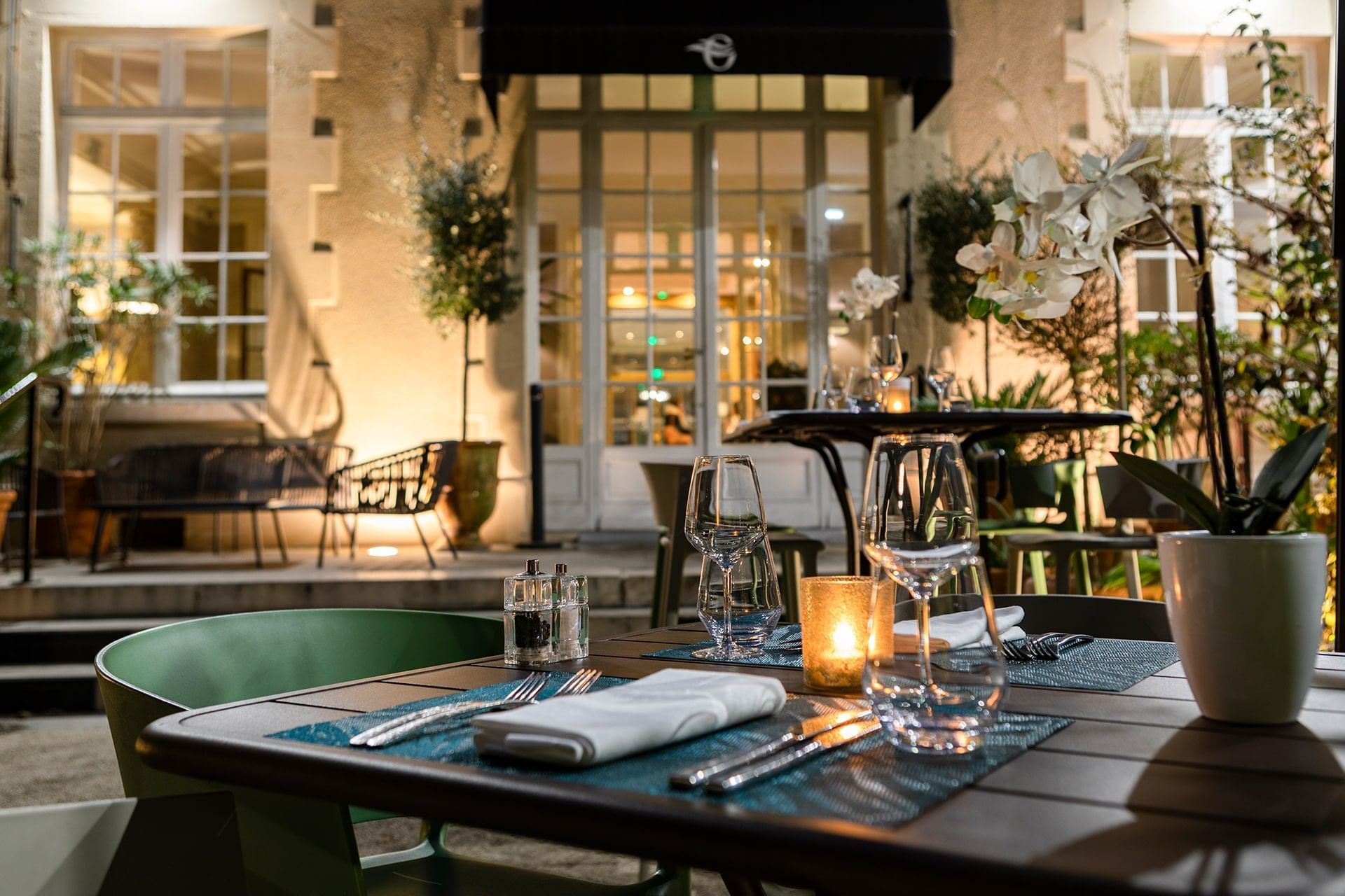 Table de repas en extérieur, Oceania Le Métropole Montpellier la nuit
