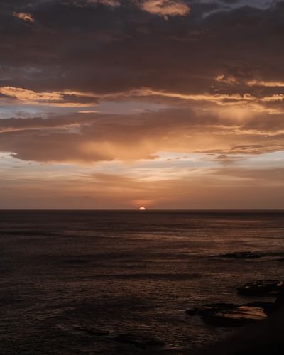 Puesta de sol dorada sobre el horizonte del océano Pacífico desde la costa de Morgan's Rock Reserve & Ecolodge, perfecta para tomar fotos de Nicaragua.