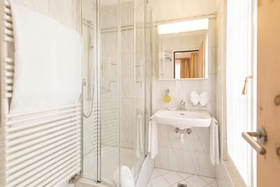 Standard Double's bathroom at Precise Seehof Davos Klosters hote