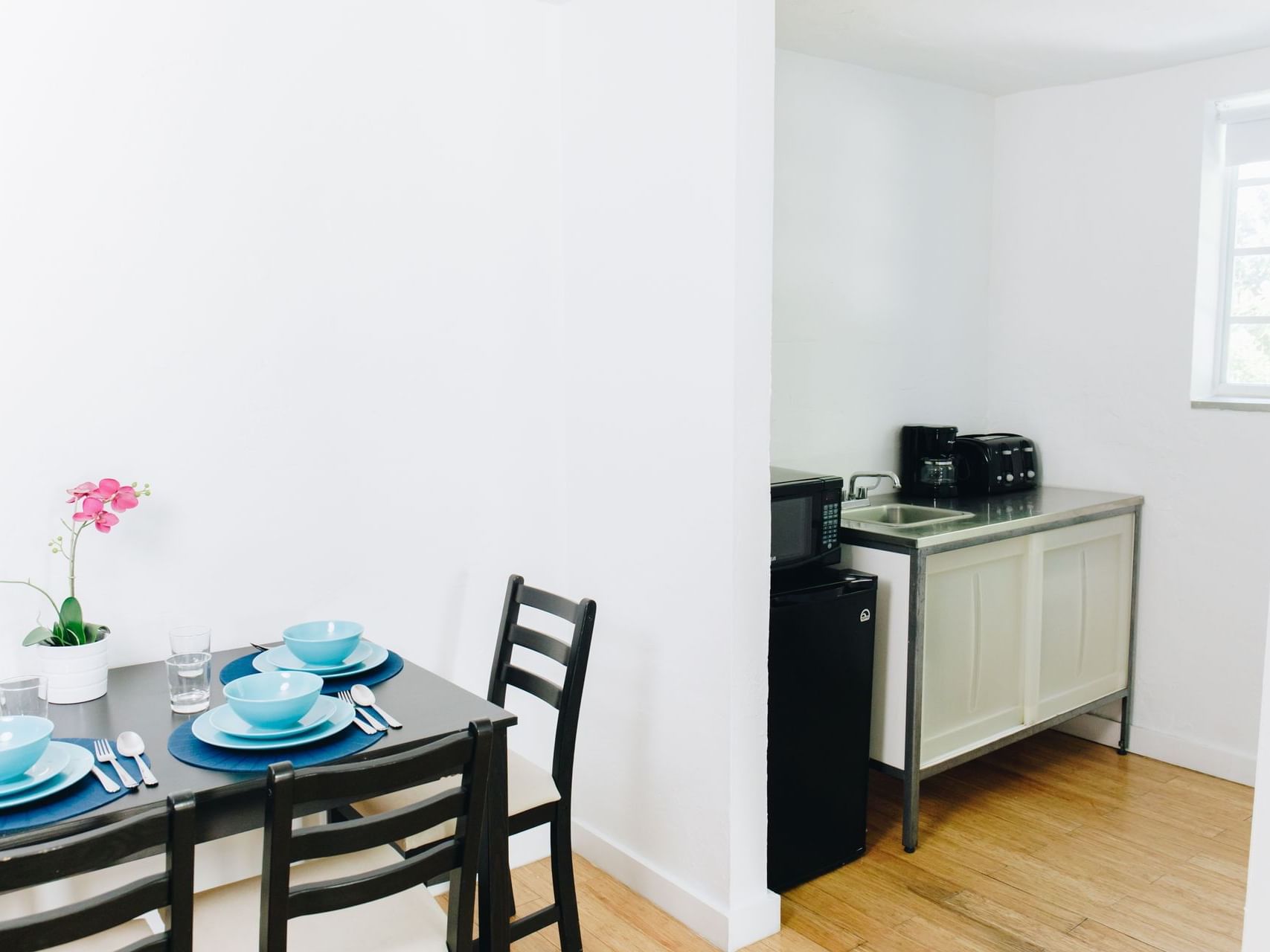 Dining area by a kitchen at Jr Suite Double Queen in Aqua Hotel