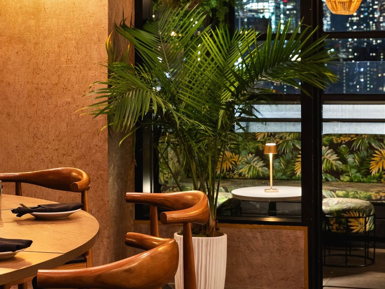 Table with terrace in the background and view of the New York buildings at night