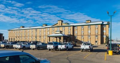 Exterior view of Service Plus Inns & Suites Grande Prairie with car park