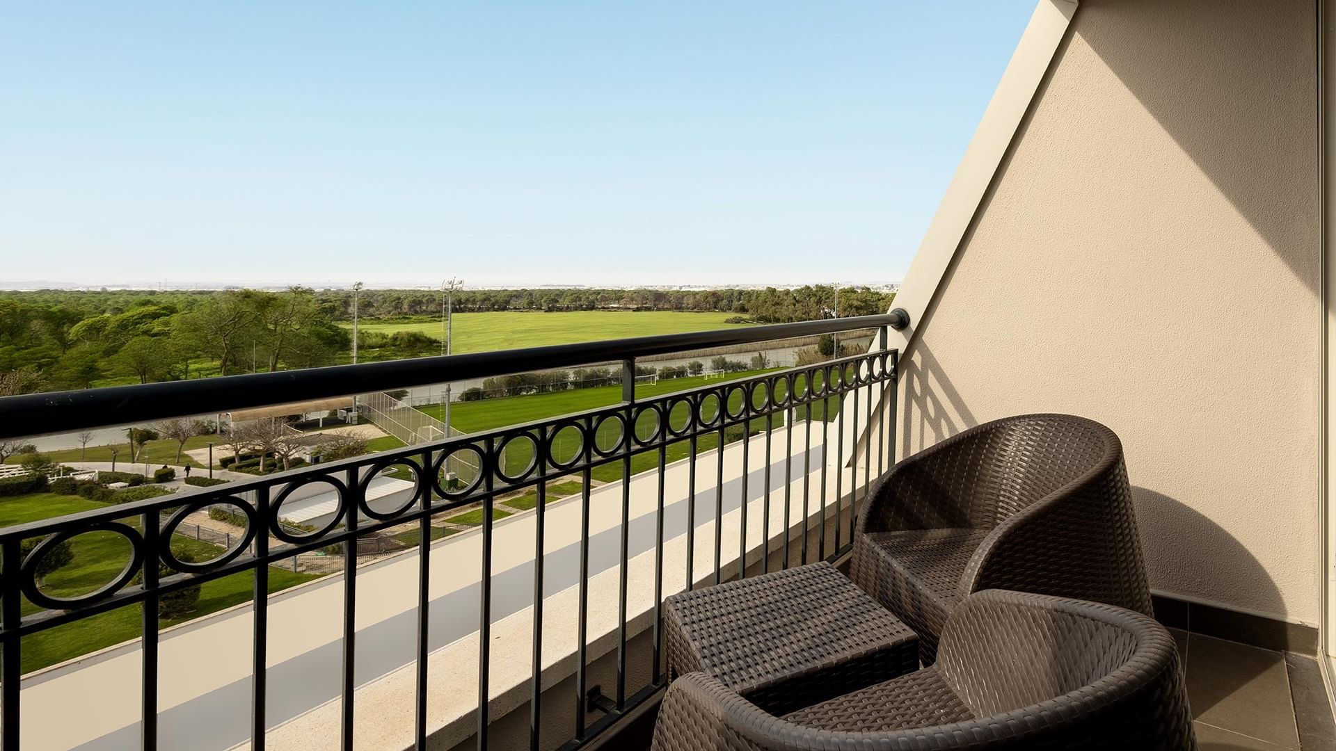 Antalya'daki Titanic Deluxe Golf Belek'in Superior oda balkonu ve golf sahası manzarası.