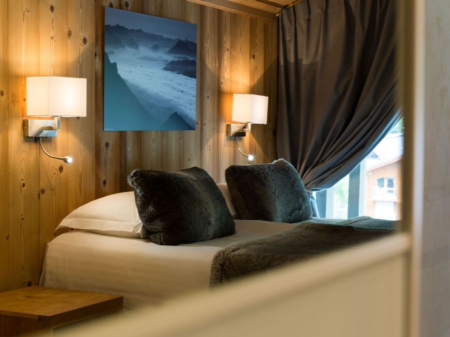 A bedroom with a Queen bed at Chalet-Hotel La Chemenaz