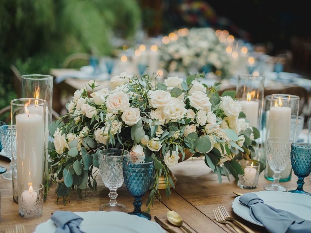 Decoración de mesa de boda con flores en FA Hotels & Resorts