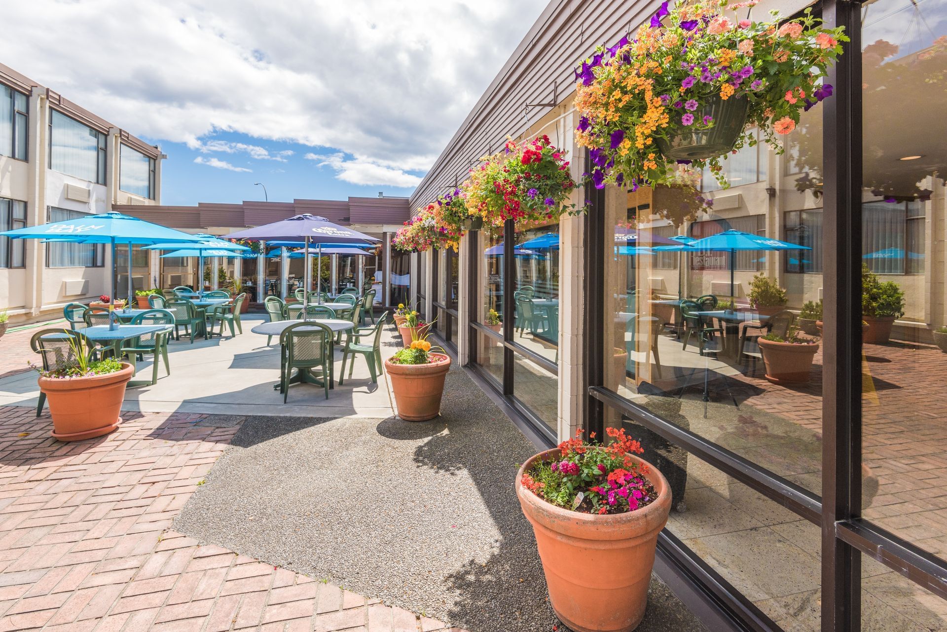 Coast Discovery Inn - Patio