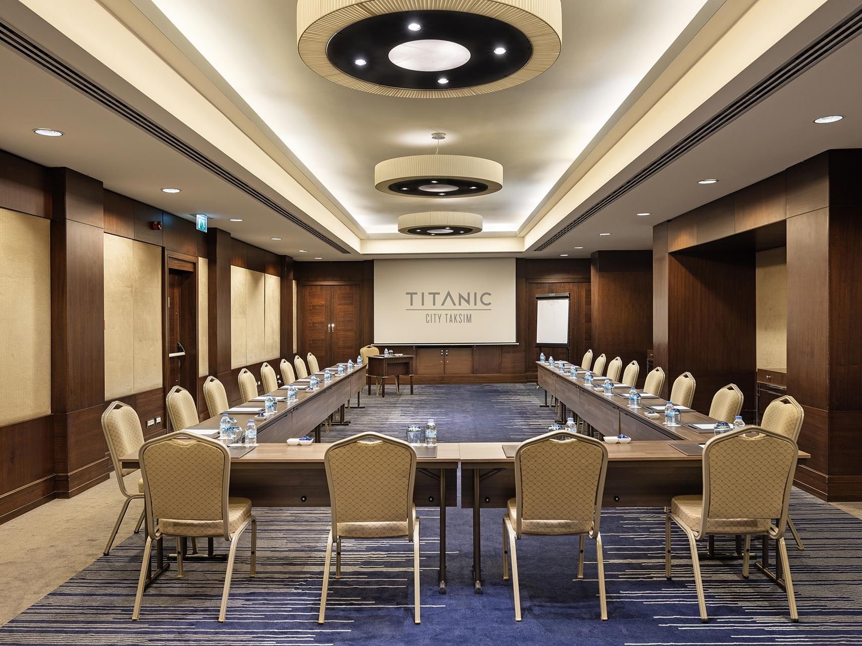 Karina meeting room with U shape layout and a projector screen in Titanic City Taksim.