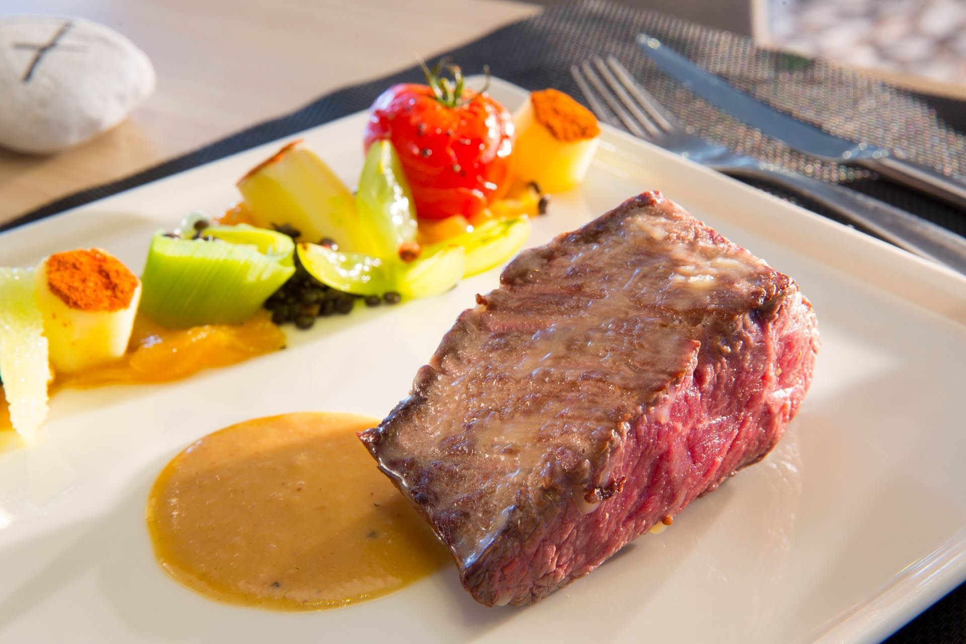 Close-up of a garnished beef dish served at Oceania Rennes
