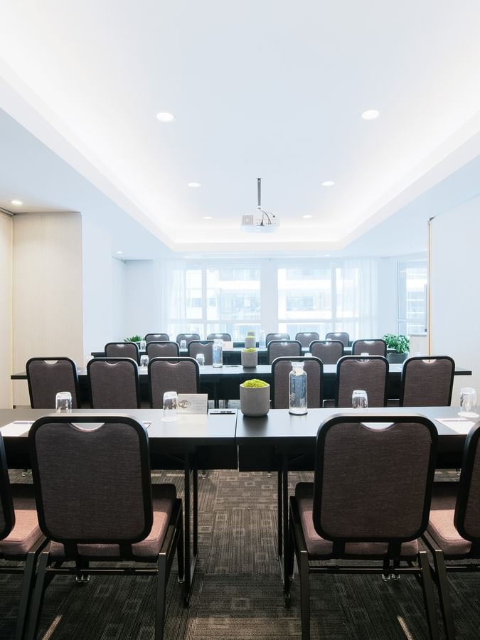 Classroom setup near the window in Salon René-Lévesque B at Warwick Le Crystal Montreal