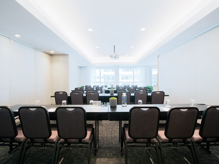 Classroom setup near the window in Salon René-Lévesque B at Warwick Le Crystal Montreal